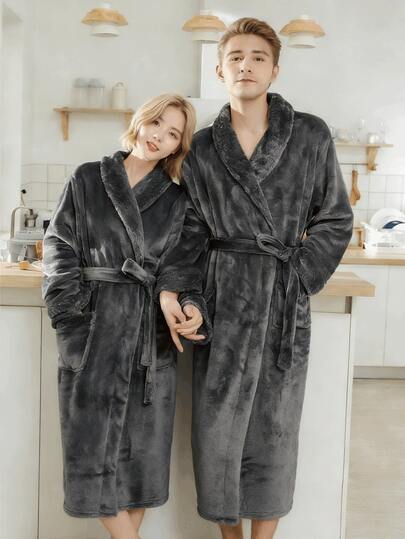 一件超柔软舒适的浴袍，轻盈透气，带侧袋，采用超细纤维面料制成，适合夏季婚礼、居家、浴室和返校穿着。