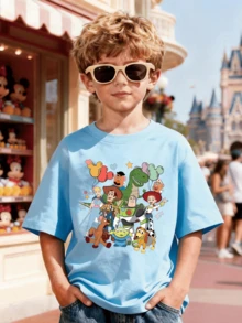 Disney Clothing, This Boy's T-Shirt Features A Double-Sided Toy Story Cartoon Design. This Soft And Breathable Short Sleeved Round Neck T-Shirt Is Perfect For Spring And Summer Wear, Making It An Ideal Choice For Daily Wear, Vacation And Leisure, Outdoor Exploration, School Life, And Shopping Trips. It Is Also An Excellent Gift For The Same Boy And Girl. Every Child Deserves One. - bleu clair - Voir 2