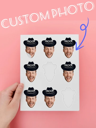 24 piezas de pegatinas personalizadas con fotos de la novia y el novio - Pegatinas de alta calidad de 1.97in/5cm con divertidos rostros de "NOVIA" (corona) y "NOVIO" (sombrero de copa). Perfectas para gafas, sombreros, manos, pasteles y confeti. Ideal para bodas, despedidas de soltera, despedidas de soltero. Excelente para fotomatones, decoración de mesa y personalización de regalos.