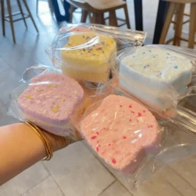 2026新款可捏捏吐司蛋糕软萌玩具，超厚超软面团减压捏捏乐，生日/圣诞节/节日/完美礼物 - 彩色 - 查看 3