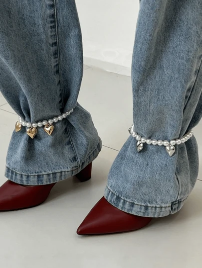 1条牛仔装饰链，欧美风格仿珍珠串珠链。珍珠串珠与链条设计相结合，兼具甜美与街头风格。可用于装饰牛仔裤、鞋子或包包，安装简便，不影响日常穿着。