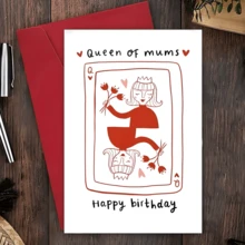 一套送给爸爸妈妈的生日贺卡。妈妈款：优雅的红白设计，印有“妈妈，生日快乐”的祝福语，是母亲节或生日庆祝的完美之选。爸爸款：独特的扑克牌设计，印有“我心中的国王”，是表达爱意和感激之情的完美礼物，适合在特殊场合赠送。 - 均碼 - 查看 9