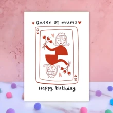 一套送给爸爸妈妈的生日贺卡。妈妈款：优雅的红白设计，印有“妈妈，生日快乐”的祝福语，是母亲节或生日庆祝的完美之选。爸爸款：独特的扑克牌设计，印有“我心中的国王”，是表达爱意和感激之情的完美礼物，适合在特殊场合赠送。 - 均碼 - 查看 3
