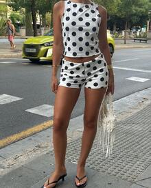 Bộ đồ nữ Dila Polly họa tiết chấm bi cổ tròn không tay ôm sát, gồm áo tank top và quần short ôm sát, set 2 mảnh áo chấm bi + quần short, trang phục cuối tuần đa năng. - trắng - Xem 3