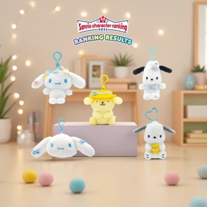SANRIO 三丽鸥授权毛绒挂件和钥匙扣系列——包括肉桂卷、布丁狗和波恰可毛绒挂件、花卉主题挂饰以及来自“好朋友”系列的心形钥匙扣