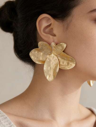 1对简约时尚不对称夸张金属花朵耳钉，女士设计