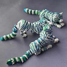 Decorazione per la casa a forma di tigre stampata in 3D, accento estetico naturale unico, artigianato di stampa 3D distintivo crea una figura di leopardo tridimensionale, colore di base bianco sfumato con motivi blu-verdi, che mostra una vibrazione artistica naturale, punto focale ideale per la decorazione della casa, libreria o scrivania dell'ufficio, che esprime il gusto personalizzato per i professionisti urbani appassionati di design unico e arredamento di casa. - Multicolore - Visualizzare 9
