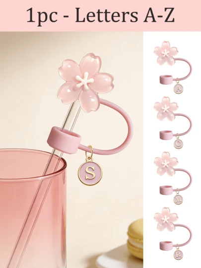 1 pieza Tapa portátil de pajita, con colgante de A-Z y decoración delicada de flor de cerezo, accesorios para taza de pajita, tapa reutilizable de silicona anti-polvo para pajitas, tapa de tope de pajitas, para oficinas, restaurantes, cafeterías, cocinas, dormitorios, vacaciones, campamentos, artículo de viaje imprescindible para primavera y verano. Regalo de cumpleaños, accesorio de boda, regalo de regreso a la escuela, regalo del Día de la Madre