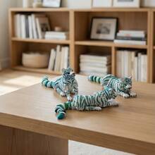 Decorazione per la casa a forma di tigre stampata in 3D, accento estetico naturale unico, artigianato di stampa 3D distintivo crea una figura di leopardo tridimensionale, colore di base bianco sfumato con motivi blu-verdi, che mostra una vibrazione artistica naturale, punto focale ideale per la decorazione della casa, libreria o scrivania dell'ufficio, che esprime il gusto personalizzato per i professionisti urbani appassionati di design unico e arredamento di casa. - Multicolore - Visualizzare 3