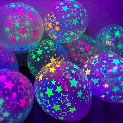 20个彩色星形透明气球，12英寸（紫外光下发光），适合生日庆祝、室内外装饰、夜间活动、酒吧、车尾派对等场合。
