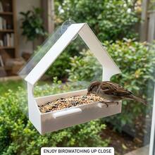 这款窗户式喂鸟器配有强力吸盘和排水孔，可安装在窗户上，适用于野生鸟类。开放式托盘方便盛放鸟食，双栖木设计，安装简便，易于添加鸟食和清洁。 - 均碼 - 查看 3