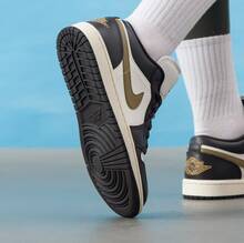 Nike 女款 Air Jordan 1 Low Retro Classic 篮球鞋 - 黑白棕 - 查看 6