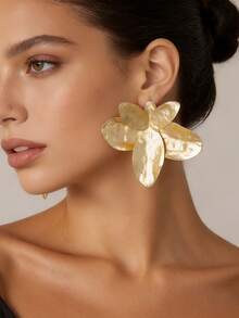 1 Pair Minimalist Fashionable Asymmetrical Exaggerated Metal Flower Stud Earrings For Women, Design - Flowers - View 2