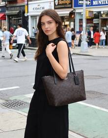 Coach Fiona 24 女士拉链手提包，多功能休闲托特包，大容量旅行单肩包 - 黑色 - 查看 1