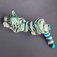 Decorazione per la casa a forma di tigre stampata in 3D, accento estetico naturale unico, artigianato di stampa 3D distintivo crea una figura di leopardo tridimensionale, colore di base bianco sfumato con motivi blu-verdi, che mostra una vibrazione artistica naturale, punto focale ideale per la decorazione della casa, libreria o scrivania dell'ufficio, che esprime il gusto personalizzato per i professionisti urbani appassionati di design unico e arredamento di casa. - Multicolore - Visualizzare 8