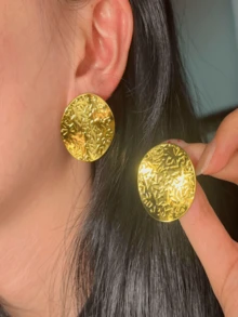 Đôi bông tai hình học cổ điển kiểu Pháp dành cho nữ - Bông tai đinh tán tròn xếp ly bằng thép không gỉ đa năng và sáng tạo. Bông tai đeo hàng ngày, bông tai kiểu Pháp, bông tai thép không gỉ, thiết kế hình học kiểu Pháp, bông tai chi tiết xếp ly, bông tai bền lâu, đinh tán chất lượng cao, phụ kiện thời trang nữ, phụ kiện cho nữ, trang sức nữ, phụ kiện vàng, ngày lễ Thánh Patrick. - Vàng - Xem 3