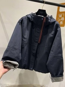 Áo khoác gió ngắn tay phối màu, khóa kéo đôi, kiểu dáng cao cấp châu Âu, mẫu mới Xuân/Thu 2026 dành cho nữ. Áo khoác có mũ, khóa kéo đôi, họa tiết kẻ caro, thích hợp mặc ngoài. - màu xanh nước biển - Xem 6