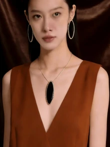 一套优雅简约的高端女士耳环项链首饰套装，时尚锁骨链设计，适合女性，可用于宴会、派对、聚会、商务、休闲场合，是情人节送给女性的绝佳礼物。 - 優雅氣質風 - 查看 3
