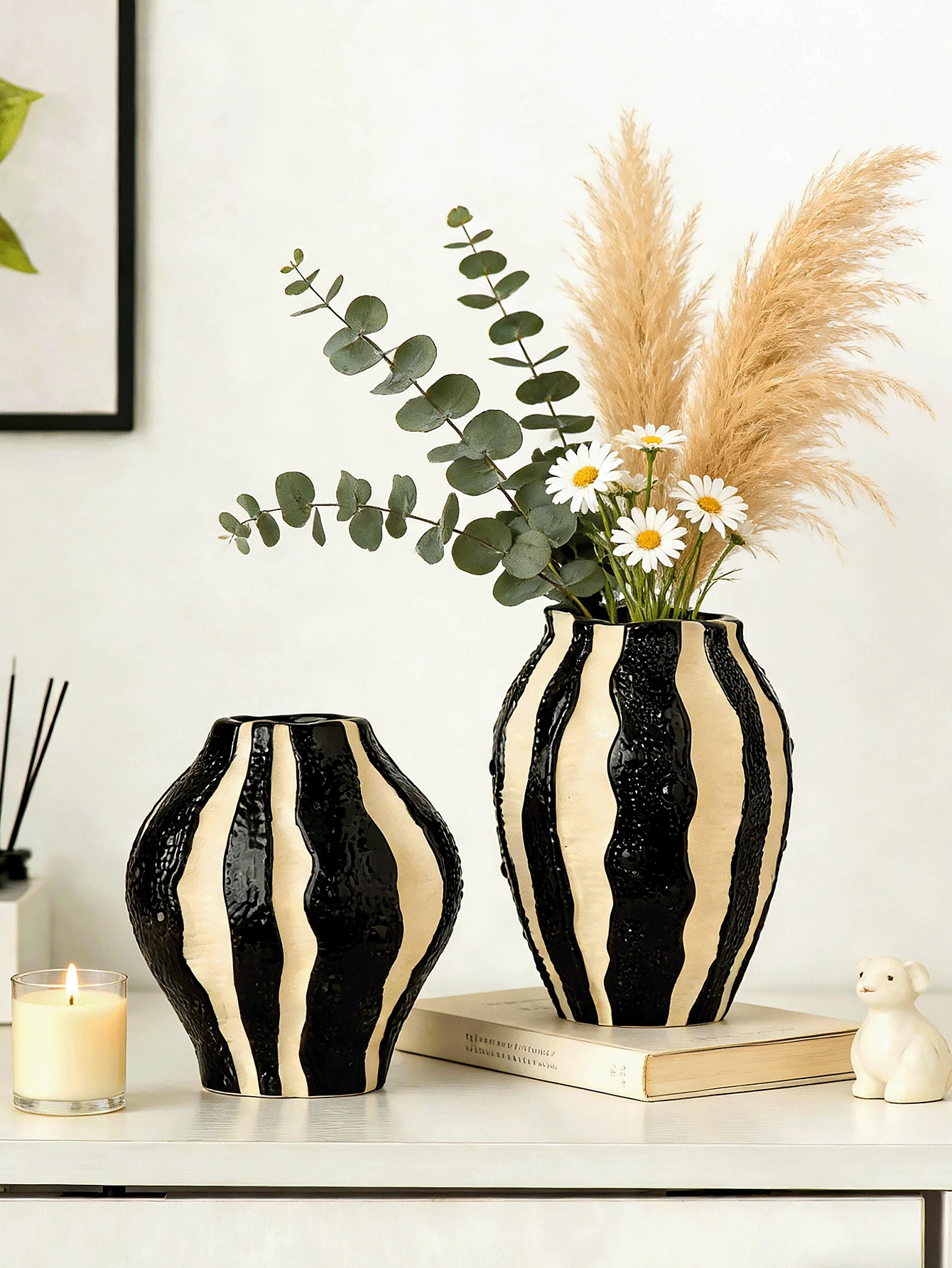 1个波西米亚风格黑白条纹树脂花瓶，适合插鲜花——一款现代小巧的花瓶，非常适合插蒲苇草。是客厅、茶几或书架装饰的理想之选。也是一份很棒的礼物。客厅装饰 | 波西米亚风格花瓶 | 罗纹纹理花瓶，花瓶装饰。 - 黑白圖案 - 查看 1