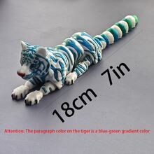 Decorazione per la casa a forma di tigre stampata in 3D, accento estetico naturale unico, artigianato di stampa 3D distintivo crea una figura di leopardo tridimensionale, colore di base bianco sfumato con motivi blu-verdi, che mostra una vibrazione artistica naturale, punto focale ideale per la decorazione della casa, libreria o scrivania dell'ufficio, che esprime il gusto personalizzato per i professionisti urbani appassionati di design unico e arredamento di casa. - Multicolore - Visualizzare 2