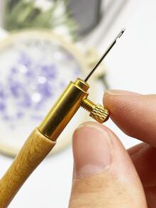 法式钩针套装，包含0.8/1.0/1.2毫米可互换钩针，黄铜夹头可牢固锁定，刺绣针脚稳定，针迹精准，适用于反向刺绣、串珠、亮片刺绣等多种刺绣技法。 - 法式鉤針1套 - 查看 2