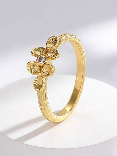 Charm-In Anel delicado com design floral banhado a ouro, pétalas em 3D e strass. Joia romântica para encontros, chá da tarde e presente de Dia dos Namorados para namorada.