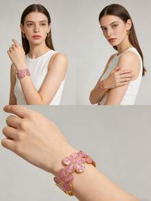 这款自然风格的不锈钢手镯饰有彩色珐琅彩绘鸡蛋花图案，适合女性日常佩戴，休闲或度假皆宜，也是馈赠亲友的绝佳礼物。 - 金黃色 - 查看 7