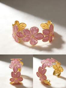 这款自然风格的不锈钢手镯饰有彩色珐琅彩绘鸡蛋花图案，适合女性日常佩戴，休闲或度假皆宜，也是馈赠亲友的绝佳礼物。 - 金黃色 - 查看 10