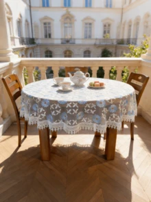 HXARTMIS 1件优雅浅蓝色圆形桌布，网眼面料，刺绣精美，有效保护餐桌，防尘防污，适用于家庭厨房、户外花园、餐厅、咖啡馆和酒店等场所。也适用于婚礼装饰、户外派对、日常装饰、情人节、新年和其他主题节日，多种尺寸可选。 - 淺藍色 - 查看 3