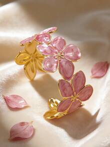 这款自然风格的不锈钢手镯饰有彩色珐琅彩绘鸡蛋花图案，适合女性日常佩戴，休闲或度假皆宜，也是馈赠亲友的绝佳礼物。 - 金黃色 - 查看 1