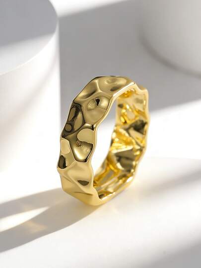 Charm-In Luxuriöser asymmetrischer plissierter vergoldeter Ring, hochwertiges Accessoire für den täglichen Gebrauch und Partys, einzigartiges Geschenk für die Freundin am Valentinstag