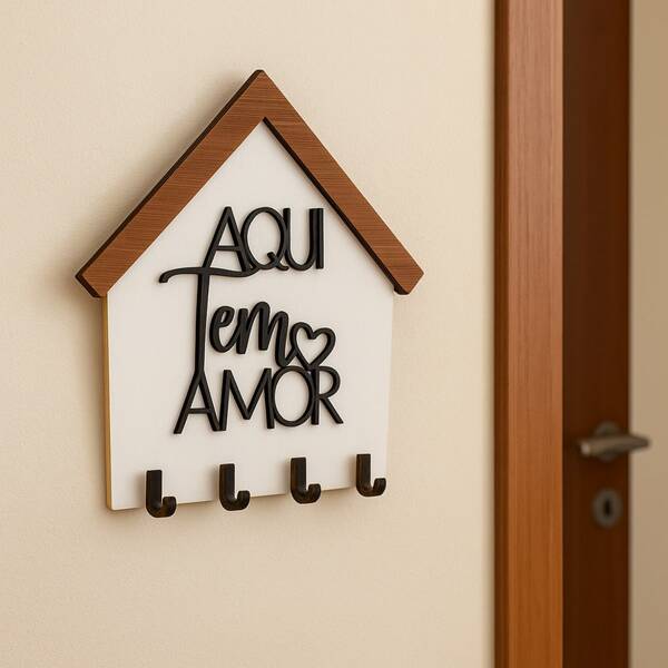 MDF Universe Porta Chaves Decorativo Aqui Tem Amor em MDF com 4 Ganchos