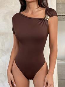 Body de mujer VIVINA de verano casual, versátil, de unicolor, con escote asimétrico, decoración metálica, color chocolate. Adecuado para atuendos de verano, uso diario, ropa de estar en casa y atuendo de viaje/vacaciones. Elegante - Marrón Chocolate - Ver 2