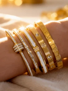Bộ 5 vòng tay bằng thép không gỉ mạ vàng 18K dành cho nữ, trang sức tối giản sang trọng với chữ số La Mã, đá Cubic Zirconia, xà cừ và họa tiết hoa bốn cánh, không phai màu, thích hợp đeo hàng ngày. - Vàng - Xem 3
