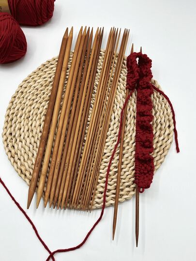Bộ 4 kim đan hai đầu bằng thép cacbon, dài 35cm, đường kính kim từ 2.0mm-10.0mm, đầy đủ các thông số kỹ thuật, tương thích với nhiều độ dày sợi khác nhau, thân kim kéo dài giúp chứa được nhiều sợi, thích hợp cho việc đan các loại áo len cỡ lớn, lý tưởng cho những người yêu thích thủ công và người mới bắt đầu đan các phụ kiện, mũ, chăn và các sản phẩm dệt may khác.