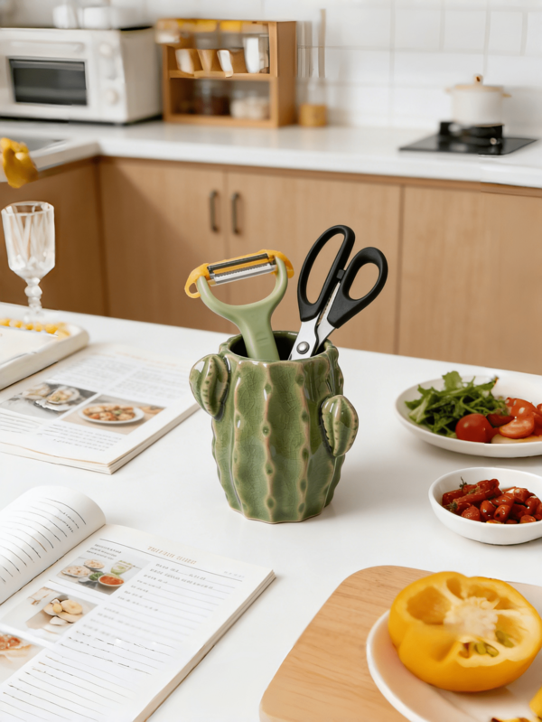 四合一多功能陶瓷仙人掌摆件，釉面光滑，多种颜色可选。可用作桌面花瓶、牙刷架、笔筒、化妆刷架。适用于客厅、农舍、浴室、办公桌等场所。兼具家居装饰和收纳功能，是情人节、感恩节的理想礼物，也是送给朋友和女友的创意之选。