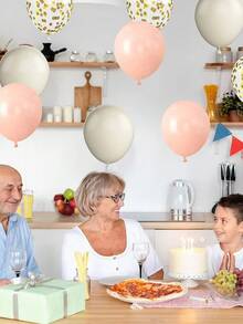 Conjunto de 27 balões de 10 polegadas nas cores bege, branco, damasco e dourado, em metal e látex, com 1 rolo de fita para balões. Ideal para decoração de festas de aniversário, casamentos, formaturas e outras comemorações. - Multicolorido - Ver 3