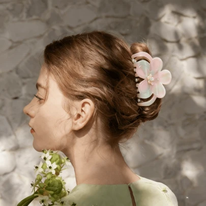 1个醋酸纤维豹纹爪夹，带大花朵和发爪，适合浓密发髻发型，适合日常佩戴和户外造型。