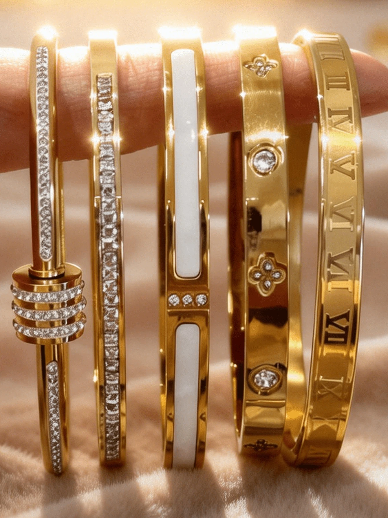 Bộ 5 vòng tay bằng thép không gỉ mạ vàng 18K dành cho nữ, trang sức tối giản sang trọng với chữ số La Mã, đá Cubic Zirconia, xà cừ và họa tiết hoa bốn cánh, không phai màu, thích hợp đeo hàng ngày.