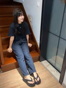 Nike Sportswear 宽松圆领短袖T恤，带Logo，女款，黑色 - 米色 - 查看 8