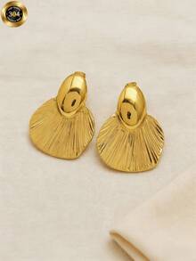 OBOVAY 304 Stainless Steel Gold-Plated Smooth Fan-Shaped Earrings, Vintage Textured Craft Design - Luxurious High-End, Outstanding Style, Versatile And Practical. Suitable For Birthday Gifts, Anniversary Gifts, Daily Commute, Dates Or Formal Occasions. Ideal Beach Accessory For Women, Great Choice For Valentine's Day Gift. Jewelry Style, Gold Color. - Gold - View 3