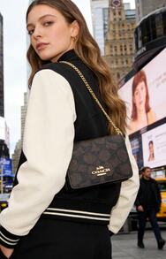 Coach Jet Set Travel 超小型Logo拉链手提包，多功能时尚配饰，女士日常理想之选，节日和圣诞节完美礼物，女士最佳时尚之选 - 胡桃木拼黑色 - 查看 2