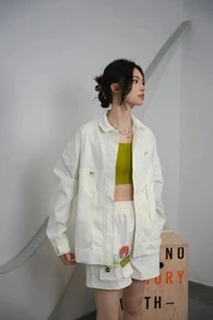 Nike Sportswear 女款梭织印花舒适休闲短裤，帆白 - 黑色 - 查看 8