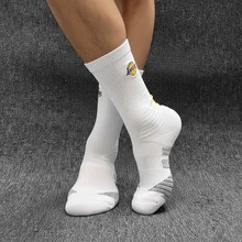 Conjunto de 3 pares de meias de basquete cano alto bordadas do Los Angeles Lakers da NBA, feitas de fibra de poliéster espessa de 100g com absorção de impacto, adequadas para treino e uso diário. - Branco - Ver 3