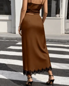Dila Polly 女士真丝缎面 A 字中长裙，蕾丝拼接，优雅飘逸的丝滑长裙 - 咖啡棕 - 查看 4
