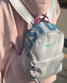 Mochila deportiva casual con cierre de cremallera de Nike, talla regular, para mujer, color gris y blanco - Blanco - Ver 7