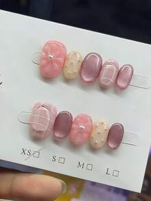 10 móng tay giả thủ công, hình bầu dục ngắn, tông hồng, phong cách tươi tắn và ngọt ngào, dòng hồng, mắt mèo bóng, họa tiết kẻ caro vẽ tay, trang trí hoa 3D, dễ thương và tối giản, phù hợp cho phụ nữ và bé gái, dùng cho mùa xuân, hè, thu, đông, dự tiệc và sử dụng hàng ngày. - Hồng - Xem 2