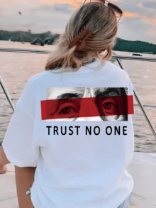 Graphic DesignStylized Close-UpRed-Framed EyesIntense Gaze - 粉色 - 查看 6