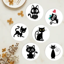 极简主义黑色猫咪剪影圆形杯垫，以极简风格呈现各种形状的黑色猫咪剪影，线条简洁流畅，视觉层次轻盈，兼具极简主义和可爱美学。 - 木板-杯墊圓 - 查看 2