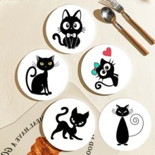 极简主义黑色猫咪剪影圆形杯垫，以极简风格呈现各种形状的黑色猫咪剪影，线条简洁流畅，视觉层次轻盈，兼具极简主义和可爱美学。 - 木板-杯墊圓 - 查看 4
